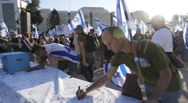 More than 1,000 Israeli soldiers announce the end of voluntary service in protest against judicial reforms.