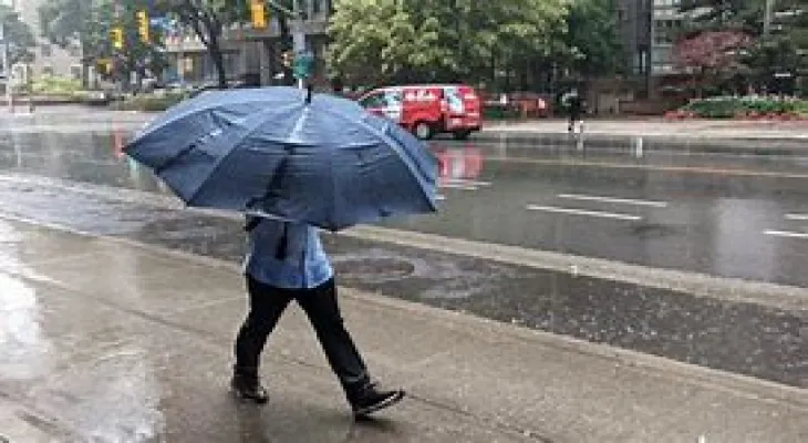 Closure of "La Ronde" amusement park due to severe thunderstorms and rain.