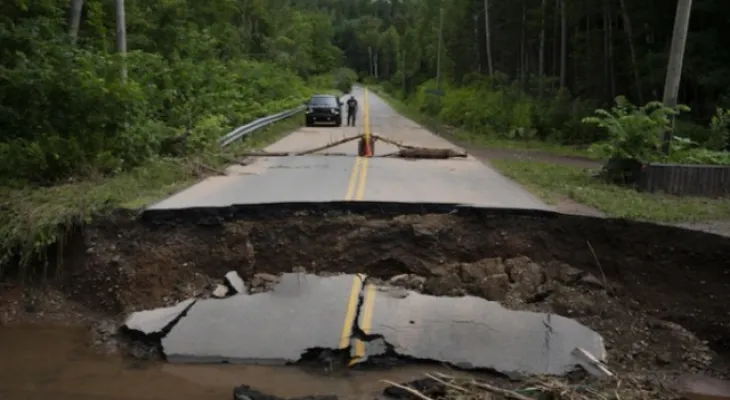 Canada: A call from the affected regions to establish a national warning system to alert about flood risks.