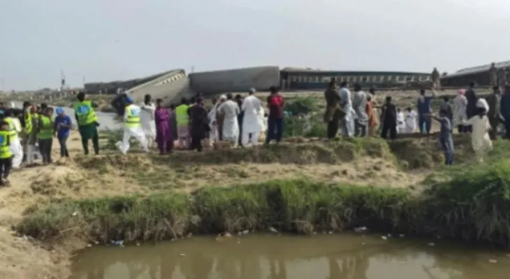 28 dead and dozens injured in a train accident in southern Pakistan