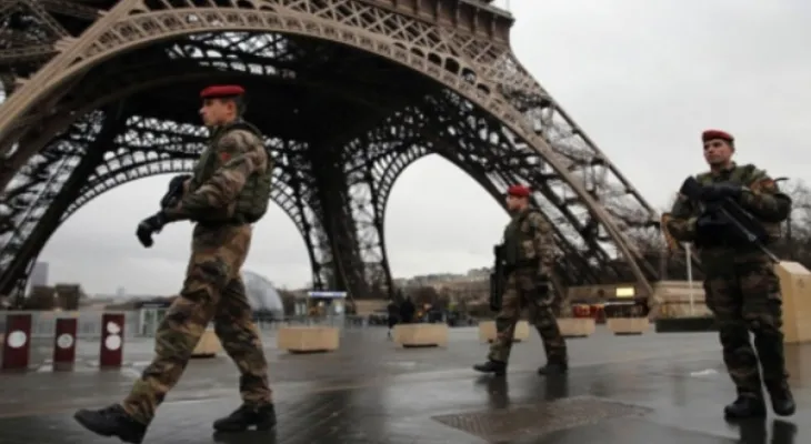 Paris: The police evacuate the Eiffel Tower following a bomb threat.
