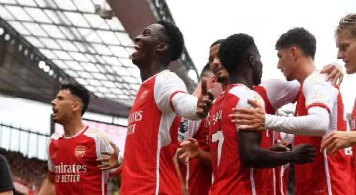 Arsenal opens its campaign in the English league with a victory over Nottingham Forest by two goals to one.
