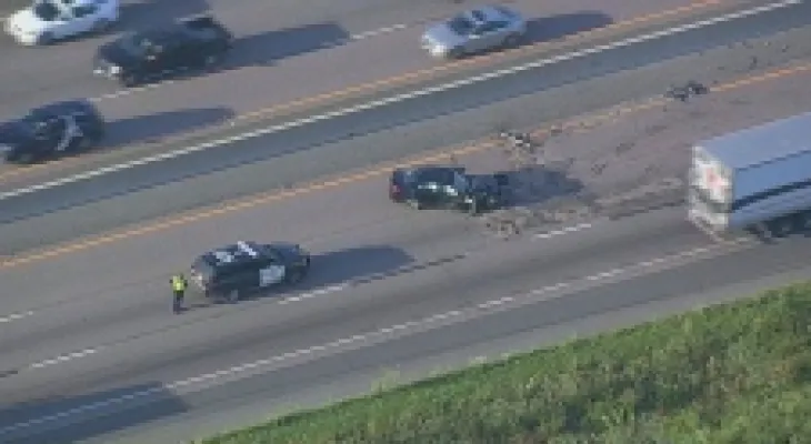 Injury of a person in a head-on collision between two cars on Highway 401 near Milton
