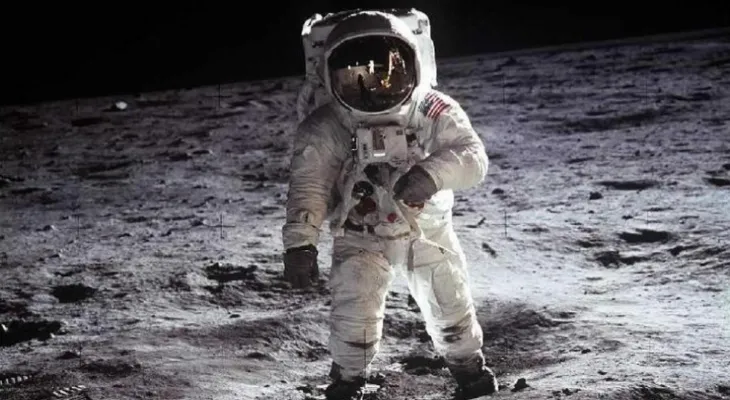 August 23... Russia and India compete to conquer the moon