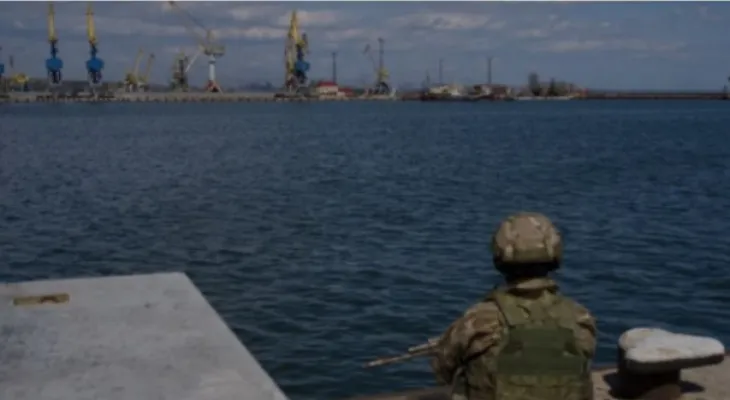 Despite Russia's warning... The first Ukrainian cargo ship departs the port via the Black Sea.