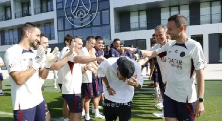 Neymar fait ses adieux aux joueurs du Paris Saint-Germain après son transfert à Al-Hilal saoudien