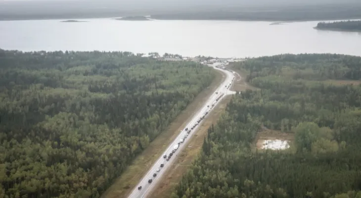 Inciter les résidents restant à Yellowknife à évacuer avant la fermeture des routes en raison de la propagation des incendies de forêt