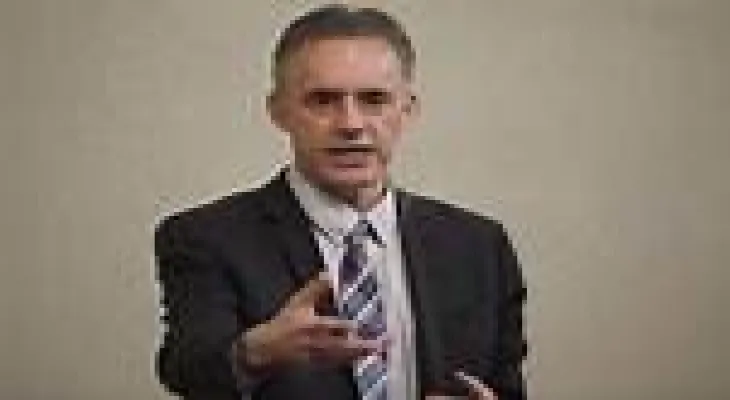 La Cour de l'Ontario statue contre Jordan Peterson et confirme l'ordre de formation sur les réseaux sociaux
