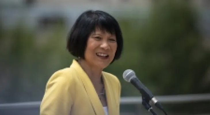 Toronto's mayor is discussing today the imposition of new taxes to cover the budget deficit.