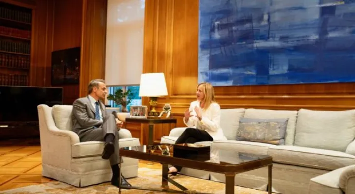 Mitsotakis meets with Meloni to strengthen relations and find solutions to historical problems such as migration and energy.