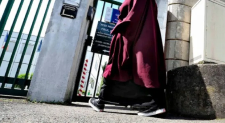 France: The Council of State supports the ban on wearing the abaya in schools.