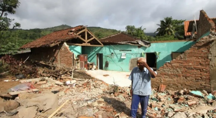 After sunset... an earthquake with a magnitude of 5.9 strikes Indonesia