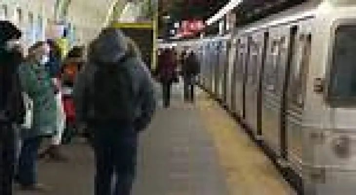 The federal government requires telecommunications companies to provide cellular service on subway systems by October 3.
