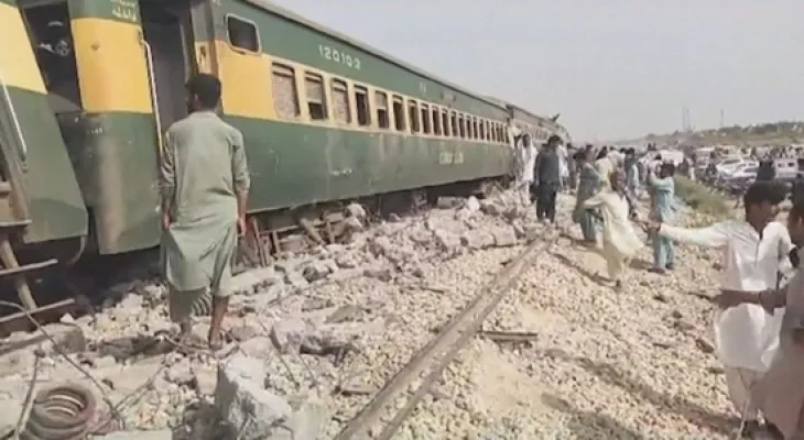 29 injured in collision of passenger train with freight train in Pakistan