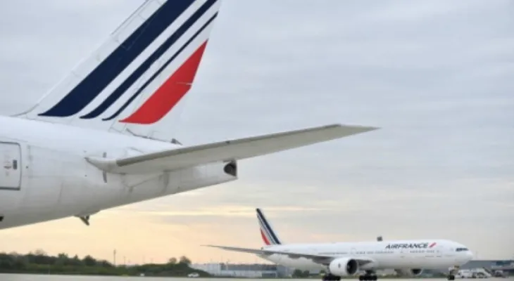 Niger bans French aircraft from crossing its airspace.