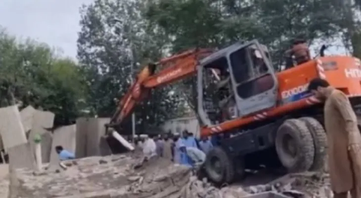 Explosion shakes a mosque in Pakistan during Friday prayers