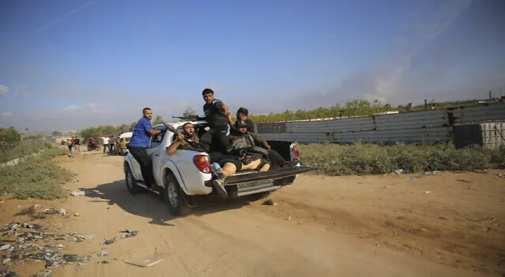 Hamas announces the capture of 52 Israelis and their transfer to the Gaza Strip.