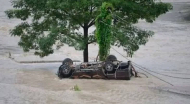 India: Thousands of people remain isolated due to the destruction of bridges and roads caused by floods.