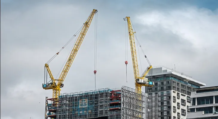 The federal government grants Quebec 900 million dollars to build affordable housing.