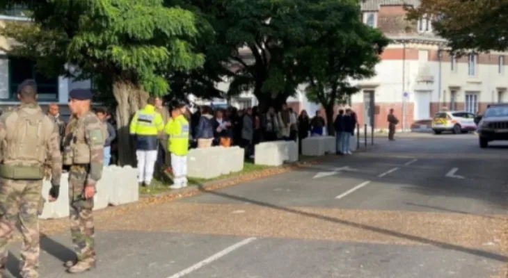 After the murder of a teacher inside... a school in France receives a false alarm of a bomb.