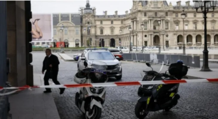 France: Evacuation of the Palace of Versailles after another bomb threat.
