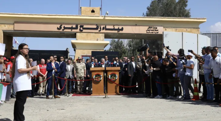 An Egyptian journalist "rebukes" a "CNN" correspondent at the Rafah crossing for biased coverage in favor of Israel.