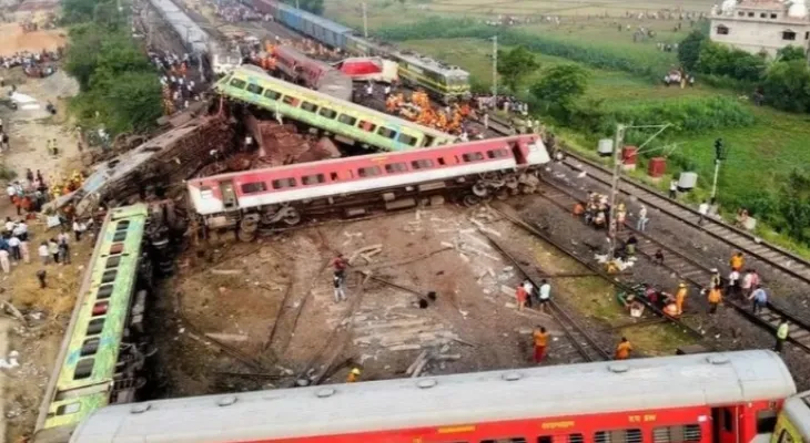 At least 13 killed in a collision of two trains in India...