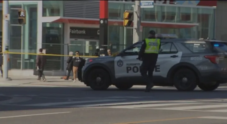 Décès d'un homme des suites de ses blessures après avoir été percuté par un camion à une intersection du centre-ville de Toronto