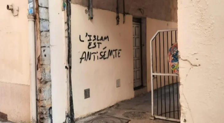 "Anti-Islamic" phrases on the wall of a mosque in the French city of Lyon...