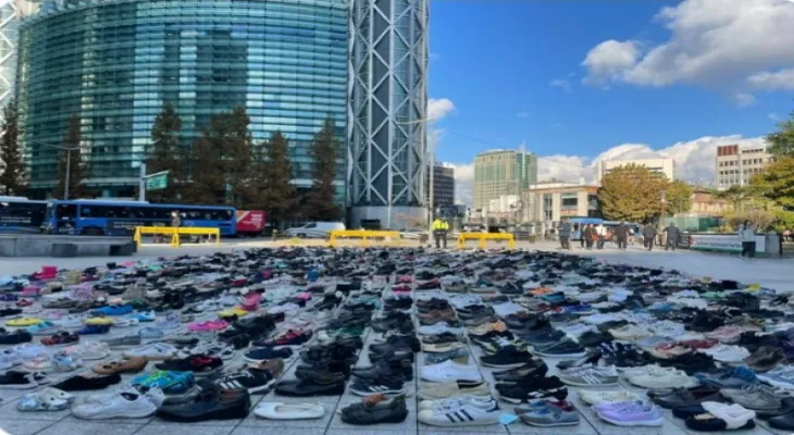 Exposition de 2000 paires de chaussures à Séoul en mémoire de ceux tués pendant la guerre à Gaza