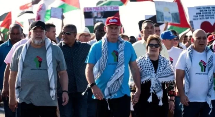 In front of the American embassy... the Cuban president leads a march supporting Palestine