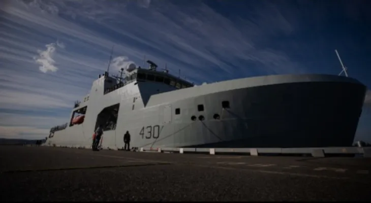 La propagation du coronavirus à bord d'un navire de guerre de la marine canadienne entraîne l'annulation de sa tournée dans les Grands Lacs