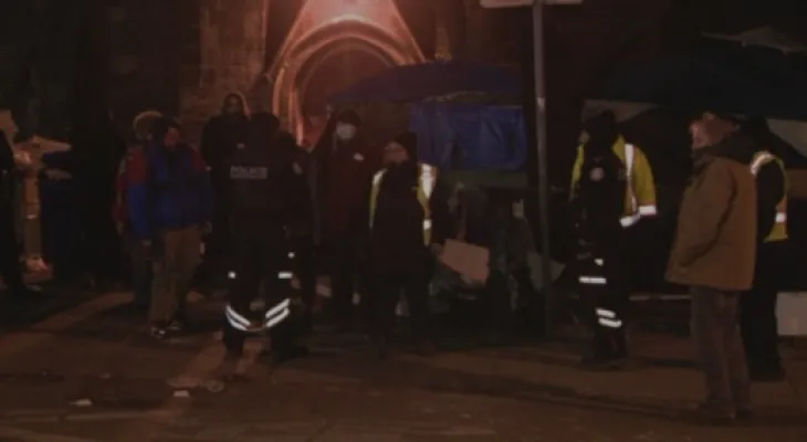 Avec le début de l'opération de nettoyage... Neuf personnes déplacées d'un campement au centre-ville de Toronto vers un refuge