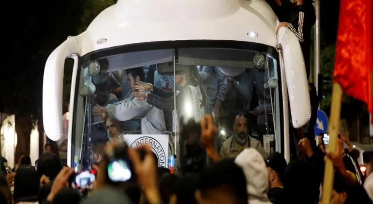 Israeli prisons: The transfer of Palestinian prisoners to Ofer Prison begins in preparation for their release