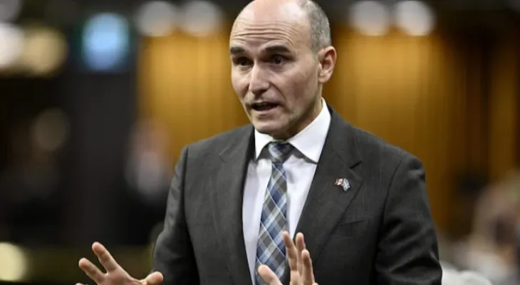 The federal government ignores the offer from the Canadian company Bombardier and buys surveillance aircraft from the American company Boeing worth 10 billion dollars.