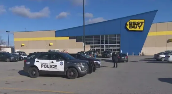 Toronto: Off-duty police officer seriously injured while stopping a robbery at a retail store