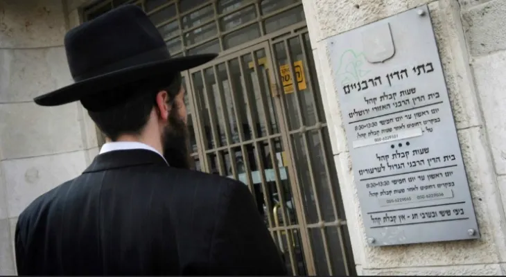 Armed man opens fire near Jewish synagogue in New York