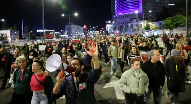 Hundreds of Israeli protesters demand the immediate release of the captives and block roads in Tel Aviv