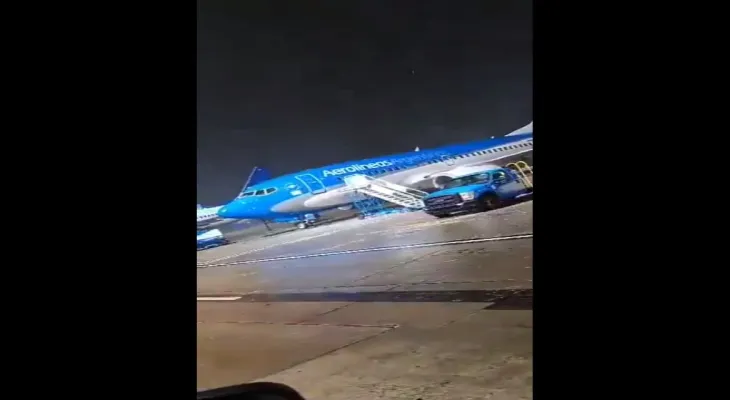 A strong storm displaces a stationary plane from its place at the Argentine airport...