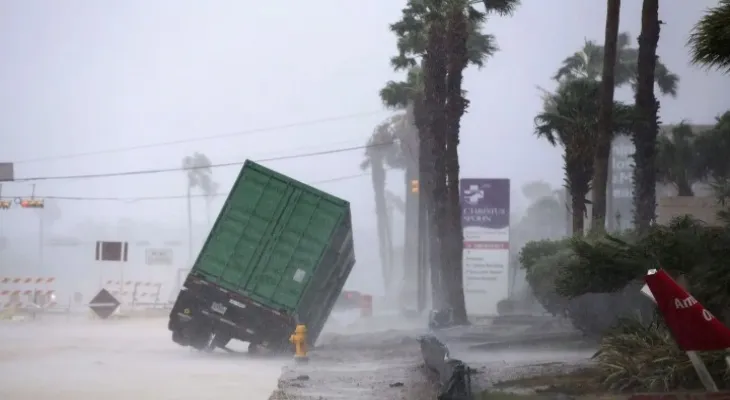 Une tempête inonde l'État américain de Floride de pluies...