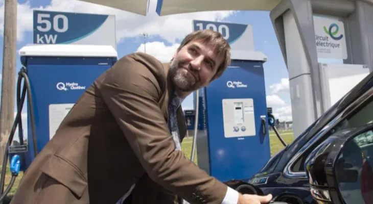 Ottawa devrait publier les règlements promis sur la vente des voitures électriques mardi...