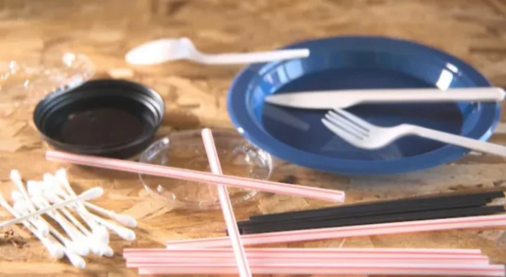 Colombie-Britannique : Annulation de l'utilisation des couverts et sacs plastiques à usage unique