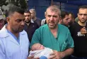 Blessure du directeur général de la santé à Gaza, Munir Al-Barash, et de tous les membres de sa famille, et martyr de sa fille dans les bombardements de l'occupation sur Jabalya.