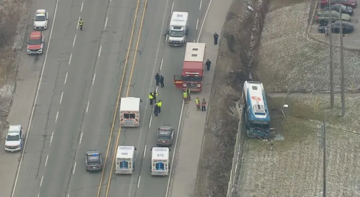 10 passengers injured after a bus collision and falling into a ditch on Highway 27