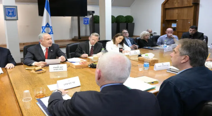 Israeli ministers attack the Chief of Staff during a noisy government session and Netanyahu ends the meeting