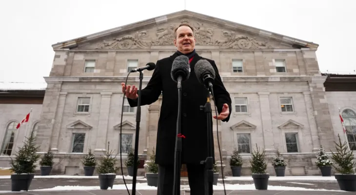 MacInnes is sworn in as the new leader of the Government House while Gold goes on vacation