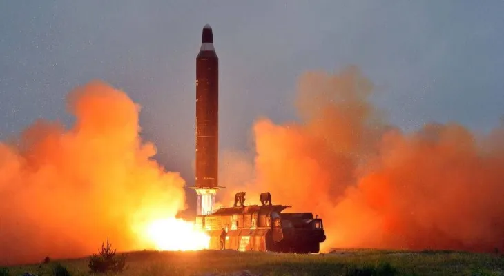 L'armée sud-coréenne : la Corée du Nord lance un missile balistique en direction de la mer de l'Est