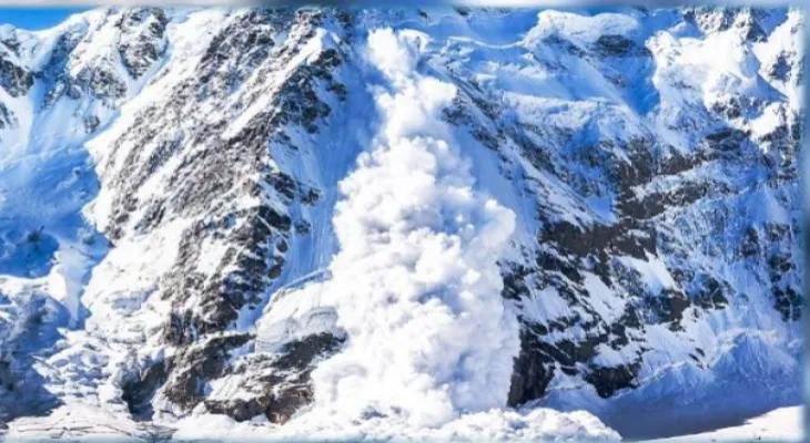 Evacuation of tourists after being trapped by snow for a week due to avalanches in China...