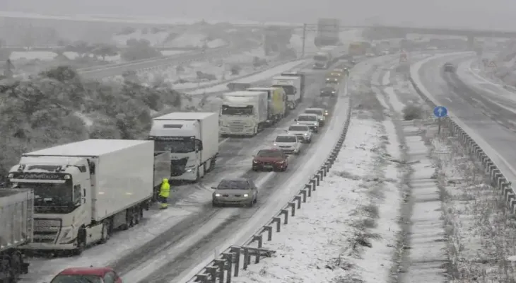 Mobilization of the Spanish army to assist drivers in facing a severe winter storm
