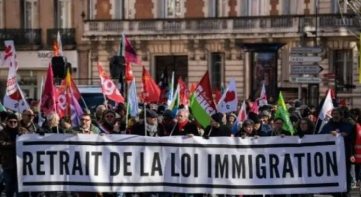 Dans une dernière tentative pour empêcher sa promulgation... les opposants à la loi sur l'immigration en France manifestent